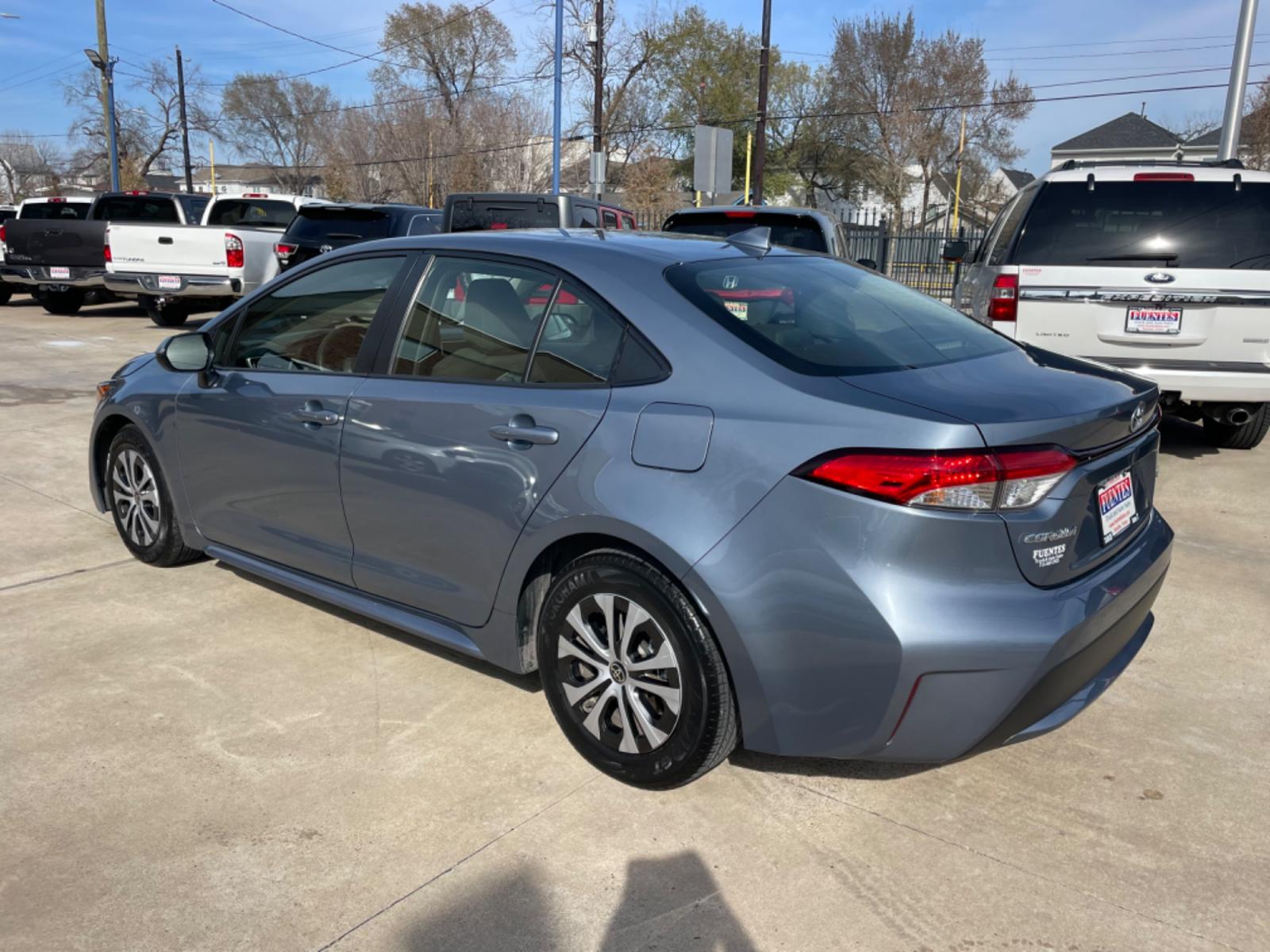 2022 Blue /Silver Toyota Corolla LE (JTDEAMDEXNJ) with an 1.8L Hybrid engine, Automatic transmission, located at 1501 West 15th St., Houston, 77008, (713) 869-2925, 29.797941, -95.411789 - Photo #3